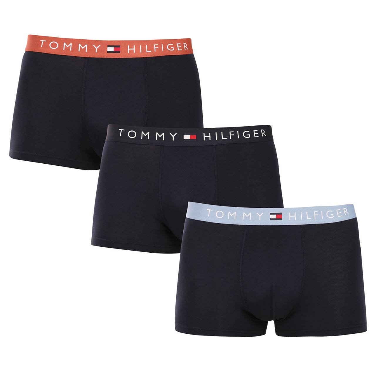 3PACK pánske boxerky Tommy Hilfiger tmavo modré (UM0UM03181 0T1) XL, trenky.
Doprajte si nadčasový štýl a špičkový komfort s pánskymi boxerkami od značky Tommy Hilfiger.
Prémiový materiál pre maximálne pohodlie
Boxerky Tommy Hilfiger sú vyrobené z jemnej, na dotyk veľmi príjemnej bavlny s prímesou elastanu, ktorý im dodáva pružnosť a dlhú životnosť.
Ikonyický štýl a precízny strih
Boxerky majú dlhšie nohavičky, ktoré sa nevyhrávajú a poskytujú dostatočné zakrytie a komfort.
Prečo by vám boxerky Tommy Hilfiger nemali chýbať

Prémiová bavlna s elastanom: Mäkká, priedušná a pohodlná na celodenné nosenie.
Dlhšie nohavičky a vyšívaný guma: Stabilita, štýl a žiadne rolovanie.
Elegantný a nadčasový dizajn: Skvelé na každodenné aj špeciálne príležitosti.

Spodná bielizeň Tommy Hilfiger je zárukou najvyššej kvality
Značka Tommy Hilfiger sa stala ikonou amerického obliekania pred takmer 40 rokmi a jej farebnosť v odtieňoch modrej, červenej a bielej je rozpoznateľná na prvý pohľad.
Ako sa starať o boxerky Tommy Hilfiger

Pranie: Per na 30 °C.
Sušenie: Boxerky možno sušiť v sušičke pri nízkej teplote.
Žehlenie: V prípade potreby je možné ich žehliť na nižšiu teplotu.

Tip: Nájdenie ideálneho kúsku spodnej bielizne môže byť niekedy náročné.