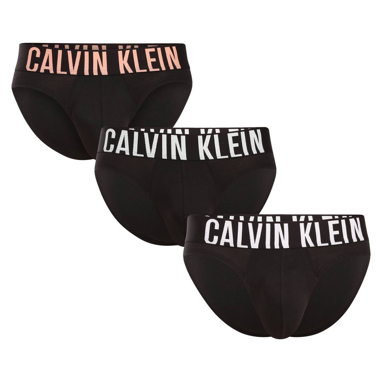 3PACK pánske slipy Calvin Klein čierné (NB3607A-VVN) XL.
Oblečte si luxusný komfort a ikonický štýl s pánskymi slipami Calvin Klein.
Prémiový materiál pre celodenné pohodlie
Slipy Calvin Klein sú vyrobené z kombinácie polyesteru a elastanu.
Štýl, ktorý sa prispôsobí vášmu rytmu
Klasické farby sú univerzálne a hodia sa ku každému outfitu.
Prečo si zamilujete slipy Calvin Klein

Ikona Calvin Klein: kombinácia jednoduchosti a štýlu značky.
Pohodlný materiál, ktorý si zachováva svoj tvar: Ideálny na každodenné nosenie a šport.
Tkaná guma: Perfektné prispôsobenie bez otlakov alebo skĺzavania.

Spodná bielizeň Calvin Klein vám dodá jedinečný štýl
Pánska spodná bielizeň Calvin Klein je základným kúskom módneho priemyslu.
Ako sa starať o slipy Calvin Klein
Aby ste si mohli svoje obľúbené spodné prádlo užívať čo najdlhšie, odporúčame dodržiavať tieto pokyny na údržbu.

Pranie: Odporúčame prať na 30 °C, ideálne naruby.
Sušenie: Slipy nesušte v sušičke – predĺžite tak ich životnosť a pružnosť.
Žehlenie: Nežehlite – syntetické materiály sa ľahko udržiavajú bez žehlenia.

Tip: Nájdenie správneho kusu spodnej bielizne, ktorý vám perfektne sedí, môže byť niekedy náročné.