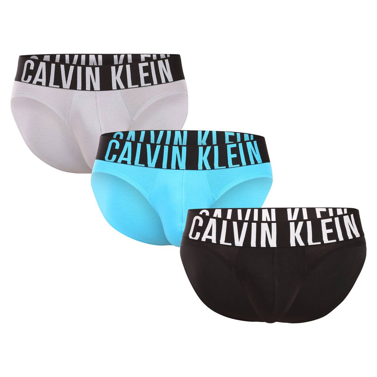 3PACK muške slip gaće Calvin Klein višebojan (NB3607A-VVK) M.
Kladite se na provjerenu kombinaciju udobnosti, kvalitete i kultnog stila.
Ugodan materijal za cjelodnevnu udobnost
Gaćice su izrađene od kvalitetne mješavine pamuka i elastana.
Elegantni dizajn s ikoničnim elastičnim pojasom
Minimalistički dizajn nadopunjuje tkana elastična traka s logotipom Calvin Kleina, koja cijelom modelu daje moderan, ali ipak bezvremenski izgled.
Prednosti koje ćete cijeniti svaki dan

Prozračni pamuk: Održava vas svježima tijekom dana.


Fleksibilnost zahvaljujući elastinu: Gaćice se savršeno prilagođavaju vašem tijelu i ne ograničavaju pokrete.


Elegantna tkana guma: Logotip Calvin Kleina daje gaćicama bezvremenski izgled.

Donje rublje Calvin Klein pružit će vam jedinstven stil
Calvin Klein muško donje rublje spada u konstante modne industrije.
Kako se brinuti za Calvin Klein gaćice
Uz pravilnu njegu, vaše Calvin Klein gaćice će dugo ostati kao nove - i donosit će vam stil i udobnost svaki dan.

Pranje: Perite gaćice na 30°C, idealno naopako, kako biste sačuvali boju i kvalitetu gume.
Sušenje: Gaćice možete sušiti u sušilici, ali odaberite nježni program na niskoj temperaturi.
Peglanje: Ne peglati.

Savjet: Pronaći pravi komad donjeg rublja koji vam savršeno pristaje ponekad je izazovno.