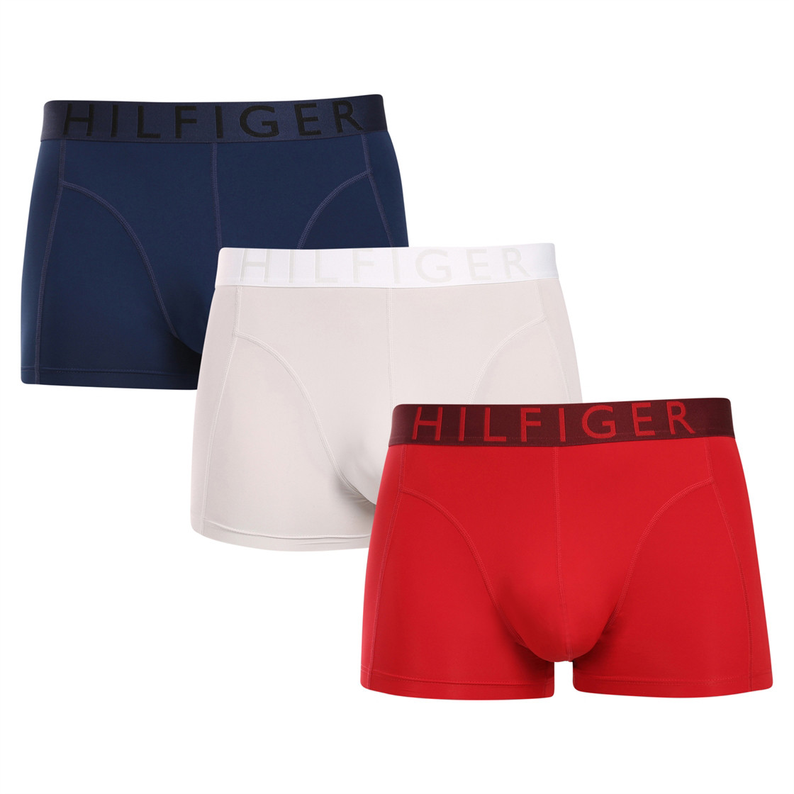 3PACK pánske boxerky Tommy Hilfiger viacfarebné (UM0UM03467 0SQ) XL, trenky.
Zvoľte nadčasový štýl, ktorý kombinuje eleganciu s funkčnosťou.
Funkčný materiál novej generácie pre vaše pohodlie
Kvalitné umelé vlákno s vysokým podielom elastanu zaisťuje, že boxerky sa skvele prispôsobia vášmu telu a neobmedzujú vás v pohybe.
Elegantný dizajn a strih, ktorý drží
Dlhšie nohavičky zaisťujú pohodlie a komfort počas celého dňa – žiadne vyhrňovanie ani nepríjemné zarezávanie.
Prečo by ste mali vyskúšať boxerky Tommy Hilfiger

Funkčný materiál s vynikajúcou pružnosťou a priedušnosťou, ktorý sa ľahko udržiava.
Moderný vzhľad a skvelý strih s dlhšími nohavičkami pre väčšie pohodlie.
Reprezentatívny štýl a kvalita značky Tommy Hilfiger.

Spodná bielizeň Tommy Hilfiger je zárukou najvyššej kvality
Značka Tommy Hilfiger sa stala ikonou amerického obliekania pred takmer 40 rokmi a jej farebnosť v odtieňoch modrej, červenej a bielej je rozpoznateľná na prvý pohľad.
Ako správne starať sa o boxerky Tommy Hilfiger
Aby vaše obľúbené spodné prádlo vydržalo dlho ako nové, odporúčame dodržiavať nasledujúce pokyny.

Pranie: Per na 30 °C s jemným pracím prostriedkom.
Sušenie: Môžeš sušiť v sušičke – zvoľ jemný program s nízkou teplotou.
Žehlenie: Je možné žehliť na nízky stupeň, ale nie je to nutné – materiál je prirodzene hladký.

Tip: Staňte sa odborníkom na údržbu spodnej bielizne vďaka radám v našom článku a doprajte svojim obľúbeným kúskom starostlivosť, ktorú si zaslúžia.