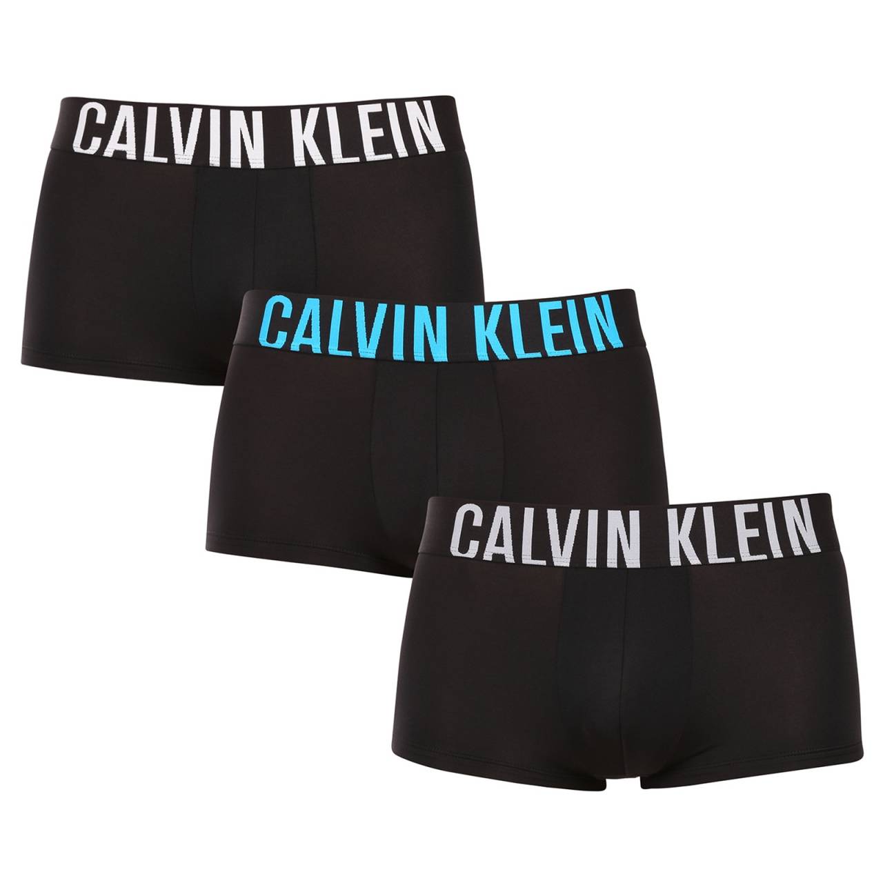 3PACK pánske boxerky Calvin Klein čierne (NB3611A-VVL) L, trenky.
Chcete boxerky, ktoré vám ponúknu dokonalé pohodlie, moderný dizajn a špičkovú kvalitu?
Prémiový materiál pre celodenné pohodlie
Tieto boxerky sú vyrobené z kombinácie umelých vlákien, čo zaisťuje dokonalú kombináciu mäkkosti, pružnosti a odolnosti.
Moderný dizajn a perfektný strih
Minimalistický vzhľad s vytkávanou gumou v páse dopĺňa logo Calvin Klein, ktoré boxerkám dodáva luxusný a sofistikovaný štýl.
Prečo si boxerky Calvin Klein zamilujete?

Ľahký a priedušný materiál: Ideálny na každodenné nosenie aj náročné športové aktivity.
Kratšie nohavičky: Umožňujú voľnosť pohybu, nezhrňujú sa a netlačia.
Rýchloschnúce a odolné: Perfektné pre aktívny životný štýl.
Nadčasový dizajn: Minimalistický dizajn a luxusný vzhľad Calvin Klein.

Spodná bielizeň Calvin Klein milujú ľudia po celom svete
Pánska spodná bielizeň Calvin Klein patrí medzi stálici módneho priemyslu.
Ako sa starať o boxerky?
Aby boxerky čo najdlhšie zachovali svoj perfektný tvar a kvalitu, dodržiavajte tieto pokyny:

Pranie: Odporúčame prať na 30 °C s jemným pracím prostriedkom.
Žehlenie: Neodporúča sa, aby nedošlo k poškodeniu materiálu.
Sušička: Sušenie v sušičke sa neodporúča, radšej sušte voľne na vzduchu.

Tip: Nájdenie správneho kusu spodnej bielizne, ktorý vám perfektne sedí, je niekedy náročné.