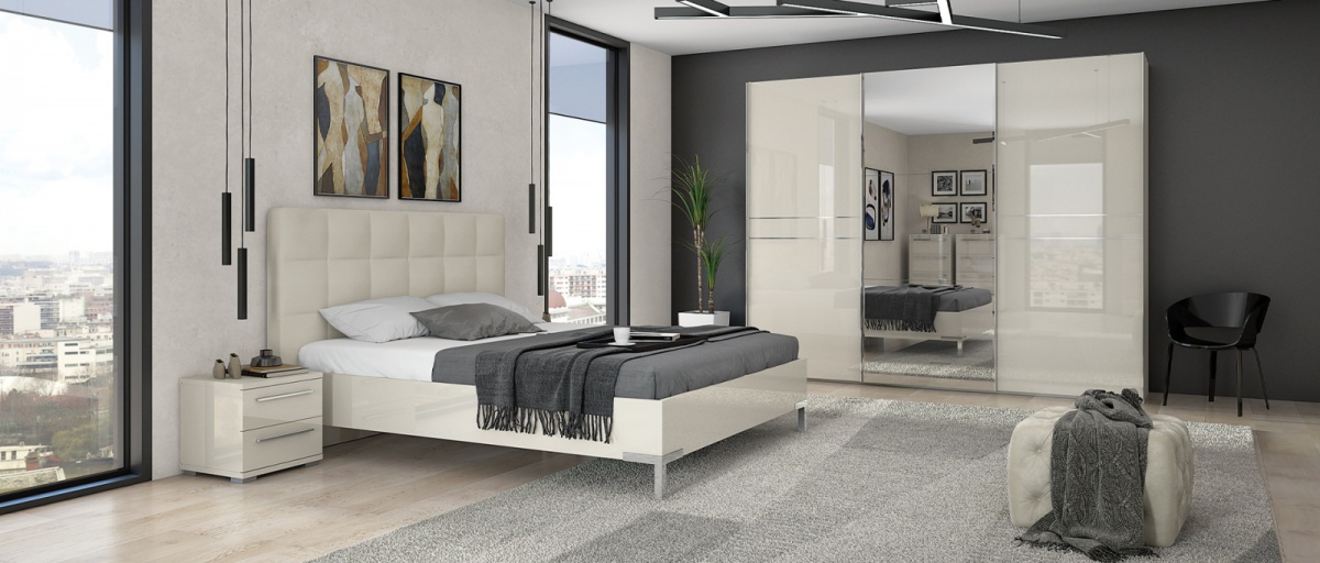 Spálňa 160 ii tiana - béžová.

 

Manželská posteľ na kovových nôžkach as vysokým čelom, ktoré je pre maximálne pohodlie čalúnené v ekokoži.

 

Nočný stolík ideálnej veľkosti, kam si pred spaním ukryjete všetky nevyhnutnosti.

 

Šatníková skriňa s posuvnými dverami je skvelou voľbou, ak túžite po veľkom množstve úložného priestoru, ale zároveň chcete ušetriť miesto, čo práve posuvný systém poskytuje.

 

Spálňa 160 II sa skladá z týchto prvkov:


	Manželská posteľ 160x200 Tiana - 180x120x221cm (š, v, h)
	2x nočný stolík Tiana - 45x43x40cm (š, v, h)
	Trojdverová posuvná skriňa so zrkadlom Tiana - 272x224x61cm (š, v, h)



Všetky produkty z kolekcie Tiana nájdete nižšie v súvisiacich produktoch.