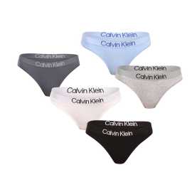 5PACK ženske tangice Calvin Klein večbarvne (QD5331-31G) S.
Dodajte svoji garderobi pridih razkošja in ekskluzivnosti z ženskimi tangicami Calvin Klein.
Vrhunski material za celodnevno udobje
Tange Calvin Klein so izdelane iz kakovostne mešanice bombaža in umetnih vlaken ter zagotavljajo mehkobo, zračnost in prijeten občutek na koži ves dan.
Elegantna zasnova in praktičen rez
Preproste linije zagotavljajo, da se bodo tangice Calvin Klein odlično podale k vsaki obleki.
Zakaj bi si kupili tangice Calvin Klein?

Vrhunski material za vrhunsko udobje in popolno prileganje.


Brezčasna zasnova z ikonično tkano gumo.


Odlična izbira za vsakodnevno nošenje, šport in posebne priložnosti.

Spodnje perilo Calvin Klein obožujejo ljudje po vsem svetu
Izjemno spodnje perilo Calvin Klein je ena od stalnic modne industrije.
Kako skrbeti za tangice Calvin Klein
Če želite ohraniti kakovost in udobje, upoštevajte te preproste korake:

Pralnica: do najvišje temperature 30 °C.


Sušenje: Tange lahko sušite v sušilnem stroju na nizki stopnji ali na zraku zunaj neposredne sončne svetlobe, da ohranite intenzivno črno barvo.


Likanje: Likanje ni potrebno, kar vam prihrani čas.

 
Nasvet: Iskanje najljubšega spodnjega perila je lahko dolga pot, zato želimo, da bi vaši najljubši kosi zdržali dolgo časa.