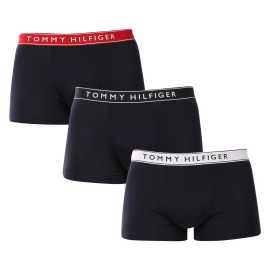 3PACK Herren Klassische Boxershorts Tommy Hilfiger schwarz (UM0UM03457 0WF) M.
Gönnen Sie sich zeitlosen Stil und höchsten Komfort mit den Herren-Boxershorts von Tommy Hilfiger.
Hochwertiges Material für maximalen Komfort
Die Tommy Hilfiger Boxershorts sind aus weicher, sehr angenehm zu tragender Baumwolle mit einem Hauch von Elastan gefertigt, was ihnen Flexibilität und Haltbarkeit verleiht.
Ikonischer Stil und präziser Schnitt
Die Boxershorts haben längere Beine, die nicht hochgekrempelt werden und ausreichend Abdeckung und Komfort bieten.
Warum Sie Tommy Hilfiger Boxershorts nicht verpassen dürfen

Hochwertige Baumwolle mit Elastan: Weich, atmungsaktiv und bequem für ganztägigen Tragekomfort.
Längeres Bein und elastischer Bund: Stabilität, Stil und kein Scrollen.
Elegantes und zeitloses Design: Ideal für den Alltag und besondere Anlässe.

Tommy Hilfiger Unterwäsche ist eine Garantie für höchste Qualität
Die Marke Tommy Hilfiger wurde vor fast 40 Jahren zu einer Ikone amerikanischer Kleidung, und ihre farbenfrohe Palette aus Blau, Rot und Weiß ist auf den ersten Blick zu erkennen.
Pflegehinweise für Tommy Hilfiger Boxershorts

Waschen: Per bei 30 °C.
Trocknen: Boxer können bei niedriger Temperatur im Wäschetrockner getrocknet werden.
Bügeln: Falls erforderlich, können sie bei einer niedrigeren Temperatur gebügelt werden.

Tip: Das perfekte Stück Unterwäsche zu finden, kann manchmal eine Herausforderung sein.