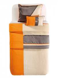 Posteľná súprava orange - oranžová/béžová/šedá.

 

Sada sa skladá okrem prikrývky na posteľ ešte z obliečky na vankúš a dekoratívneho vankúša.

 

Posteľná súprava Orange sa skladá z týchto produktov:


	Prikrývka na posteľ 140x200cm
	Obliečka na vankúš 50x70cm
	Dekoratívny vankúš 30x50cm



Doplnkové vhodné produkty nájdete nižšie v súvisiacich produktoch.