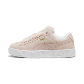 Puma Suede XL 37,5. Puma Suede XL: Legenda v nadmernej verzii Puma Suede XL dvíha latku pre legendárny Suede. Stále máš tú kôstkovú semišovú podrážku a klasický strih, ale teraz to celý dopĺňa extra vypchávka pre maximálne pohodlie a byteľnejšia podrážka pre fresh look. Suede XL je topka pre všetkých, ktorí chcú štýlovky a pohodlný kôstky s retro vibom. Či už váľaš mesto, ideš na prechádzku alebo chilluješ v parku, so Suede XL budeš vyzerať fresh a cítiť sa bosky.Vrch - koža  Kožené vrchy nemajú konkurenciu, čo sa prispôsobivosti týka. Po pár noseniach ti bude pripadať, že boli stvorené priamo pre teba. Trošku sa navyše roztiahnu a spohodlnia, takže sa neboj, pokiaľ ti najskôr pripadajú trochu tesnejšie a tvrdšie. Koža je navyše skvelá v odolnosti a dobre sa udržuje.Podrážka - guma  S gumovou podrážkou sa proste nedá nič pokaziť. Dlho vydrží, ľahko sa čistí a má skvelú trakciu.