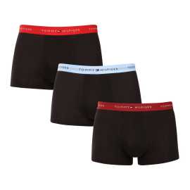 3PACK pánske boxerky Tommy Hilfiger čierne (UM0UM02763 0TP) M, trenky.
Doprajte si nadčasový štýl a špičkový komfort s pánskymi boxerkami od značky Tommy Hilfiger.
Prémiový materiál pre maximálne pohodlie
Boxerky Tommy Hilfiger sú vyrobené z jemnej, na dotyk veľmi príjemnej bavlny s prímesou elastanu, ktorý im dodáva pružnosť a dlhú životnosť.
Ikonyický štýl a precízny strih
Boxerky majú dlhšie nohavičky, ktoré sa nevyhrávajú a poskytujú dostatočné zakrytie a komfort.
Prečo by vám boxerky Tommy Hilfiger nemali chýbať

Prémiová bavlna s elastanom: Mäkká, priedušná a pohodlná na celodenné nosenie.
Dlhšie nohavičky a vyšívaný guma: Stabilita, štýl a žiadne rolovanie.
Elegantný a nadčasový dizajn: Skvelé na každodenné aj špeciálne príležitosti.

Spodná bielizeň Tommy Hilfiger je zárukou najvyššej kvality
Značka Tommy Hilfiger sa stala ikonou amerického obliekania pred takmer 40 rokmi a jej farebnosť v odtieňoch modrej, červenej a bielej je rozpoznateľná na prvý pohľad.
Ako sa starať o boxerky Tommy Hilfiger

Pranie: Per na 30 °C.
Sušenie: Boxerky možno sušiť v sušičke pri nízkej teplote.
Žehlenie: V prípade potreby je možné ich žehliť na nižšiu teplotu.

Tip: Nájdenie ideálneho kúsku spodnej bielizne môže byť niekedy náročné.