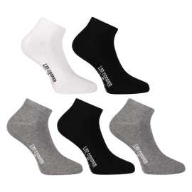 5PACK Lee Cooper sukat matalat moniväriset (PO41031-1) S.
Hemmottele itseäsi brittiläisellä laadulla ja tyylillä Lee Cooperin matalilla nilkkasukilla.
Mukavat materiaalit jokapäiväiseen käyttöön
Lee Cooperin sukat on valmistettu laadukkaista materiaaleista, jotka takaavat mukavuuden ja kestävyyden.
Minimalistinen muotoilu sopii jokaiseen asuun
Lee Cooperin sukissa on tyylikäs ja yksinkertainen muotoilu, joka sopii kaikkeen toimintaan.
Miksi valita Lee Cooperin sukat?

Mukavuus ja laatu: Puuvillamateriaali on hellävarainen iholle ja takaa mukavuuden koko päiväksi.
Tyylikäs muotoilu: Tyylikäs ja minimalistinen sileä ulkonäkö korostaa mitä tahansa asua.
Yleiskäyttöinen: Ihanteellinen jokapäiväiseen käyttöön ja urheiluun.

Lee Cooperin alusvaatteet sopivat sinulle joka tilanteessa
Brittiläinen tuotemerkki Lee Cooper tunnetaan kaikkialla maailmassa, ja sen valikoima on todella laaja.
Kuinka hoitaa uusia suosikkisukkia
Jotta Lee Cooper -sukkasi kestäisivät mahdollisimman pitkään, suosittelemme noudattamaan seuraavia ohjeita:

Pesula: Per enintään 30 °C:n lämpötilaan.
Kuivausrumpu: Älä kuivaa rumpukuivauksessa, älä käytä valkaisuaineita ja vältä kuivapesua.
Silitys: Sukkia ei tarvitse silittää.

Vinkki: Ryhdy alusvaatteiden huollon asiantuntijaksi artikkelimme neuvot ja anna suosikkikappaleillesi niiden ansaitsema hoito.