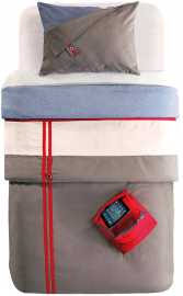 Posteľná súprava lincoln - khaki/krémová/modrá.

 

Súpravu dopĺňa ešte obliečka na vankúš, ktorý tiež disponuje dvoma stranami.

 

Prikrývka je kompatibilná so všetkými posteľami a palandami o rozmeroch 90x200 a 100x200cm.

 

Posteľná súprava Lincoln sa skladá z týchto produktov:


	Prikrývka na posteľ 140x230cm
	Obliečka na vankúš 50x70cm
	Stojan na tablet 32x32x27cm



Všetok nábytok patriaci do kolekcie Lincoln nájdete nižšie v súvisiacich produktoch.