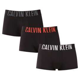 3PACK pánske boxerky Calvin Klein čierne (NB3611A-2QS) L, trenky.
Chcete boxerky, ktoré vám ponúknu dokonalé pohodlie, moderný dizajn a špičkovú kvalitu?
Prémiový materiál pre celodenné pohodlie
Tieto boxerky sú vyrobené z kombinácie umelých vlákien, čo zaisťuje dokonalú kombináciu mäkkosti, pružnosti a odolnosti.
Moderný dizajn a perfektný strih
Minimalistický vzhľad s vytkávanou gumou v páse dopĺňa logo Calvin Klein, ktoré boxerkám dodáva luxusný a sofistikovaný štýl.
Prečo si boxerky Calvin Klein zamilujete?

Ľahký a priedušný materiál: Ideálny na každodenné nosenie aj náročné športové aktivity.
Kratšie nohavičky: Umožňujú voľnosť pohybu, nezhrňujú sa a netlačia.
Rýchloschnúce a odolné: Perfektné pre aktívny životný štýl.
Nadčasový dizajn: Minimalistický dizajn a luxusný vzhľad Calvin Klein.

Spodná bielizeň Calvin Klein milujú ľudia po celom svete
Pánska spodná bielizeň Calvin Klein patrí medzi stálici módneho priemyslu.
Ako sa starať o boxerky?
Aby boxerky čo najdlhšie zachovali svoj perfektný tvar a kvalitu, dodržiavajte tieto pokyny:

Pranie: Odporúčame prať na 30 °C s jemným pracím prostriedkom.
Žehlenie: Neodporúča sa, aby nedošlo k poškodeniu materiálu.
Sušička: Sušenie v sušičke sa neodporúča, radšej sušte voľne na vzduchu.

Tip: Nájdenie správneho kusu spodnej bielizne, ktorý vám perfektne sedí, je niekedy náročné.