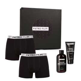 Pánska darčeková sada 2PACK boxerky Metalic a kosmetika Pietro Filipi (4PBK1) L, trenky.
Doprajte sebe alebo svojmu obľúbenému mužovi kombináciu, ktorá spája štýl, pohodlie a starostlivosť.
Čo nájdete v tejto darčekovej sade

2 páry štýlových pánskych boxeriek Pietro Filipi
1 sprchový gél Pietro Filipi (na telo a intímne partie)
1 pánsky intímny dezodorant Pietro Filipi

Boxerky Pietro Filipi spájajú eleganciu a maximálnu kvalitu
Tieto boxerky sú vyrobené z mimoriadne jemného materiálu, takže sa v nich budete cítiť pohodlne po celý deň.
Luxusný sprchový gél Pietro Filipi: Jemná starostlivosť každý deň
Sprchový gél obsahuje 93 % prírodných zložiek a je vhodný nielen na telo, ale aj na tvár a intímne partie.
Intímny dezodorant Pietro Filipi: Pre pocit sviežosti aj v najcitlivejších partiách
Dezodorant je určený špeciálne pre intímne partie mužov – absorbuje pachy, znižuje vlhkosť a je mimoriadne šetrný k pokožke.
Prečo stojí za to si dopriať túto darčekovú sadu Pietro Filipi

Pohodlné boxerky na všetky príležitosti.


Kozmetika pre skutočných mužov.


Elegantné balenie.

Nový začiatok pre Pietro Filipi
Značka Pietro Filipi je na českom trhu už mnoho rokov a je známa najmä svojím moderným oblečením pre biznis a voľný čas.
Teraz Pietro Filipi začína novú kapitolu, ktorú píše spoločne s Trenírkáreň.sk.
Ako sa starať o svoje obľúbené boxerky
Aby vaše nové boxerky zostali v perfektnom stave, je dôležité dodržiavať tieto pokyny:

Pranie: Odporúčame prať boxerky na 40 °C.


Sušenie: Boxerky môžete sušiť v sušičke, ale len pri nízkej teplote, aby nedošlo k poškodeniu elastanu.


Žehlenie: Môžete ich žehliť pri nízkej teplote, ale odporúčame ich žehliť naruby, aby sa zachovala kvalita materiálu a logá.

Tip: Nájdenie správneho spodného prádla, ktoré vám perfektne sedí, môže byť niekedy náročné.