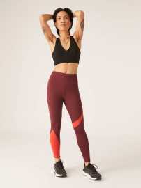 Menštruačné legíny 7/8 PUMA & Modibodi Grape/Red (MODI4098LGR) L.
Puma & Modibodi Menštruačné legíny 7/8

savosť ako 2 až 3 tampóny (15 ml)
vyrobené z recyklovaného materiálu
dotykovú vrstvu tvorí merino vlna
PUMA & Modibodi - vyrobené tak, aby vás spoľahlivo chránili, udržali v suchu a pohodlí aj počas aktívneho športovania
vhodné pre všetky typy sporov
Dĺžka nohy 7/8

Vždy skontrolujte tabuľku veľkostí (vyššie) pre každú značku a vyberte si podľa nej.
Pre značku Modibodi je charakteristické použitie austrálskej merino vlny v absorpčnej vrstve. Použitá vlna je z 95 % austrálska vlna merino.
Ako funguje patentovaná technológia Modifier Technology™

vrchná (dotyková) vrstva je vyrobená zo 100 % merino (ovčej vlny) - odvádza vlhkosť, je antimikrobiálna a zaručuje pocit sucha
stredná absorpčná vrstva je z mikrovlákna, bezpečne absorbuje tekutinu a zápach a neprepúšťa ich dovnútra
posledná vrstva je nepriepustná, ale priedušná ochrana.

Zloženie:

Vonku: 80% recyklovaný nylon, 20% elastan
Síťovaná podšívka: 95% recyklovaný nylon, 5% elastan
Dotyková vrstva: 100 % merino vlna
Vnútorná vrstva: 80 % polyester, 20 % polyamid; 100 % polyester

Bielizeň Modibodi bola certifikovaná podľa normy STANDARD 100 OEKO-TEX®.
Navrhnuté v Austrálii, vyrobené v Číne.
Pranie a starostlivosť

Pred prvým použitím legíny vyperte na 30 stupňov - aktivuje sa tým absorpčná vrstva.
Po použití vyperte v studenej vode - nepoužívajte žlčové mydlo, nerobí merino dobre, rovnako ako intenzívne hnetenie alebo drhnutie.
Potom vyperte v práčke pri 30 stupňoch s bežným bielizňou.
Na pranie odporúčame pracie gély na vlnu alebo jemnú bielizeň.
Nepoužívajte zmäkčovač tkanín, nesušte v bubnovej sušičke.
Mimo menštruácie uchovávajte v uzatvárateľnej škatuľke.

Viac informácií nájdete v časti Ako sa starať o menštruačné nohavičky.
O Modibodi
Výrobky Modibodi sú alternatívou k výrobkom na jedno použitie.