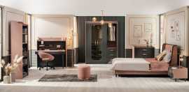 Študentská izba khalisa - ružová, čierna.

 

Táto izba nie je len miestom na oddych, ale aj inšpiratívnym priestorom na štúdium a kreativitu.

 

Nábytok je vyrobený z kvalitného lamina.

 

Táto izba je viac než len miestom na bývanie; je to priestor, kde sa sny stávajú realitou a kde sa každodenný život mení na nezabudnuteľné zážitky.

 

Kolekcia sa skladá z týchto dielov:



Čalúnená stolička Khalisa – ružová, čierna

Trojdverová šatníková skriňa s osvetlením Khalisa – ružová, čierna

Písací stôl so zásuvkami Khalisa – ružová, čierna

Zásuvková komoda Khalisa – ružová, čierna

Nočný stolík Khalisa – ružová, čierna

Knižnica Khalisa – ružová, čierna

Posteľ 120x200 s roštom a a úložný priestorom Khalisa – ružová, čierna


 


Nábytok sa dodáva v demonte.

 

Všetok nábytok z kolekcie Khalisa nájdete nižšie v súvisiacich produktoch.