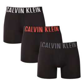 3PACK pánske boxerky Calvin Klein čierne (NB3612A-2QS) M, trenky.
Chcete boxerky, ktoré ponúkajú maximálne pohodlie, moderný dizajn a špičkovú kvalitu?
Prvotriedny materiál pre celodenné pohodlie
Tieto boxerky sú vyrobené z kombinácie polyesteru a elastanu, čo poskytuje dokonalú kombináciu mäkkosti, pružnosti a odolnosti.
Moderný dizajn a dokonalý strih
Minimalistický vzhľad s elastickým pásom dopĺňa logo Calvin Klein, ktoré dodáva boxerkám luxusný a sofistikovaný štýl.
Prečo si boxerky Calvin Klein zamilujete?

Ľahký a priedušný materiál: Ideálne na každodenné nosenie aj náročné športové aktivity.
Dlhšia nohavička: Poskytuje lepšie krytie a oporu, nezhrňuje sa a neškrtí.
Rýchloschnúce a odolné: Ideálne na aktívny životný štýl.
Nadčasový dizajn: minimalistický dizajn a luxusný vzhľad značky Calvin Klein.

Spodnú bielizeň Calvin Klein milujú ľudia na celom svete.
Pánska spodná bielizeň Calvin Klein patrí k stáliciam módneho priemyslu.
Ako sa starať o boxerky?
Aby si vaše boxerky zachovali dokonalý tvar a kvalitu čo najdlhšie, dodržiavajte tieto pokyny:

Praní: Doporučujeme prát na 30 °C s jemným pracím prostředkem.
Žehlení: Nedoporučuje se, aby nedošlo k poškození materiálu.
Sušenie: Sušenie v sušičke sa neodporúča, radšej sušte voľne na vzduchu.

Tip: Nájsť ten správny kus spodnej bielizne, ktorý vám dokonale padne, môže byť náročné.