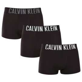 3PACK pánske boxerky Calvin Klein čierne (NB3608A-ZDO) M, trenky.
Užívajte si maximálne pohodlie a luxus s pánskymi boxerkami Calvin Klein.
Kvalitný materiál pre celodenné pohodlie
Tieto boxerky sú vyrobené z prvotriednej zmesi bavlny a elastanu.
Elegantný dizajn a praktický strih
Tkaná guma s kontrastným logom Calvin Klein vytvárajú štýlový a nadčasový vzhľad.
Prečo si zamilujete boxerky Calvin Klein

Prvotriedny materiál: Kombinácia bavlny a elastanu zaručuje mäkkosť, priedušnosť a elasticitu pre maximálne pohodlie počas celého dňa.


Štýlový dizajn: Ikonické logo Calvin Klein s vyšívanou gumou dodáva boxerkám elegantný vzhľad vhodný na každú príležitosť.


Praktický strih: dlhšie nohavice a prispôsobivý strih poskytujú väčšie pohodlie a voľnosť pohybu, ideálne na bežné nosenie, do práce aj na voľný čas.

Spodnú bielizeň Calvin Klein milujú ľudia na celom svete
Pánska spodná bielizeň Calvin Klein patrí k stáliciam módneho priemyslu.
Ako sa starať o boxerky Calvin Klein
Aby si vaše nové boxerky zachovali svoj vzhľad a kvalitu čo najdlhšie, dodržiavajte tieto jednoduché pokyny:

Pranie: Perte ich pri maximálnej teplote 30 °C.


Sušenie: Sušenie v bubnovej sušičke sa neodporúča - najlepšou voľbou je sušenie na vzduchu.


Žehlenie: Boxerky nie je potrebné žehliť, čím ušetríte čas a námahu.

Tip: Hľadanie obľúbenej spodnej bielizne môže byť beh na dlhé trate, preto chceme, aby vám obľúbené kúsky dlho vydržali.