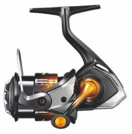 Shimano naviják soare c2000ss bb a pg.
 Kompaktná veľkosť tela 2000 je vyrobená z pokročilého kompozitu Ci4+ a váži iba 185 g, čo dokonale vyvažuje ľahké prúty určené pre jemný rybolov, a pomalá rýchlosť navíjania 4,6:1 (62 cm) poskytuje presné ovládanie na širokej škále malých nástrah.
 Pre milovníkov ultra jemného vrkoča je plytká cievka (0,12 mm – 155 m) skutočným bonusom, rovnako ako ultra hladké pokladanie vlasca, ktoré zabraňuje zapadávaniu vlasca na cievke.
 Navijak Soare BB s čiernym, kovovým šedým a lešteným zlatom je špeciálne vyzerajúci navijak pre špeciálny typ rybárov.
