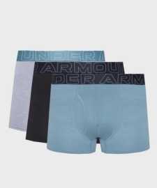 3PACK pánske boxerky Under Armour viacfarebné (1383891 053) 4XL, trenky.
Keď ide o spodnú bielizeň pre aktívny životný štýl, nemal by si robiť kompromisy.
Príjemný materiál pre aktívny životný štýl
Boxerky sú vyrobené z kvalitnej zmesi bavlny, polyesteru a spandexu.
Funkčný dizajn pre štýlových mužov
Jednoduchý, ale výrazný vzhľad s dominantným vytkaným pásom s logom v kontrastnej farbe dodáva boxerkám športový a moderný charakter.
Prečo by si mal vyskúšať boxerky Under Armour

Vyvážená zmes materiálov: Priedušný, rýchloschnúci a elastický materiál s príjemným pocitom na tele.
Dlhšie nohavice a športový strih: Maximálny komfort bez trenia a s plnou voľnosťou pohybu.
Výrazný dizajn s logom Under Armour: Štýl, ktorý vás bude baviť každý deň.

Spodná bielizeň Under Armour vás podporí pri akejkoľvek aktivite
Spodná bielizeň Under Armour je navrhnutá tak, aby ti umožnila podávať životné výkony – a nezáleží na tom, či sa chystáš na horolezeckú výpravu alebo na náročnú pracovnú schôdzku.
Ako sa starať o boxerky Under Armour
Aby ti obľúbené boxerky vydržali dlho v perfektnom stave, odporúčame dodržiavať nasledujúce pokyny.

Pranie: Per boxerky na 30 ° C, ideálne naruby.
Sušenie: Neodporúčame sušiť v sušičke – vysoké teploty by mohli poškodiť elastické vlákna a skrátiť životnosť produktu.
Žehlenie: Nežehli – boxerky to nepotrebujú, a žehlením by si mohol poškodiť štruktúru materiálu.

Tip: Tvoje obľúbené spodné prádlo si zaslúži jemné zaobchádzanie.