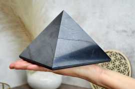 ŠUNGITOVÁ Pyramída 14x14cm 1,75kg - Harmonizácia Geopatogénnych zón a Elektrosmogu, Ochrana, Energia Pyramída vyrobená z pravého šungitu, leštená, je určená pre použitie do priestoru.

Samotný tvar pyramídy znásobuje účinky minerálu a jeho pole pôsobnosti. Tvar pyramídy funguje ako prijímač Vesmírnej energie cez svoj hrot a následne túto energiu rozprestiera do priestoru, kde sa nachádza. Pyramídy sú známe ako „čističe“ elektromagnetického smogu a nežiadúcich účinkov z 5G siete v našom prostredí