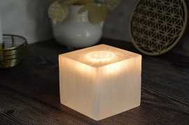 vysokovibračný svietnik SELENIT kocka Tento svietnik je ideálny na večernú relaxáciu, harmonizáciu priestoru, rituály, alebo ako nádherný darček pre každého, kto túži po kľude a harmónii.

Afirmácia: Zbavujem sa veškerej negatívnej energie, ktorá mi už neslúži. 

Selenit má veľmi jemné vibrácie a pomáha pri komunikácií s Anjelmi a pôsobí na rozvoj korunnej čakry, pre napojenie na Božstvo.
Selenit podporuje životné zmeny, prečisťuje rozum, upokojuje neistotu a starosti, dodáva pokoj, posilňuje schopnosti svojho nositeľa, reguluje preťaženie a nadmerné sebavedomie, podporuje vnútorný vývoj, láskavosť a intuíciu.