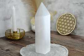 Obelisk/ Generátor jemných vibrácií SELENIT #V1 Selenit má veľmi jemné vibrácie a pomáha pri komunikácií s Anjelmi a pôsobí na rozvoj korunnej čakry, pre napojenie na Božstvo.
Selenit podporuje životné zmeny, prečisťuje rozum, upokojuje neistotu a starosti, dodáva pokoj, posilňuje schopnosti svojho nositeľa, reguluje preťaženie a nadmerné sebavedomie, podporuje vnútorný vývoj, láskavosť a intuíciu.