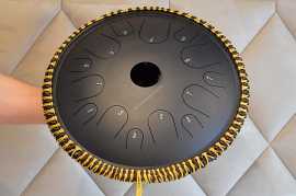 Hluru Jazýčkový Bubon čierny 36cm, 14 nôt C-Dur + paličky+ ochranná taška Štýlový čierny 14-klávesový jazykový bubon vyrobený z vysoko kvalitnej ocele.

14 nôt naladených na C dur: F3-G3-A3-B3-C4-D4-E4-F4-G4-A4-B4-C5-D5-E5

O produkte
Odolný a všestranný dizajn
Vynikajúca čistota zvuku
Vrátane návodu na použitie  
Vrátane tašky na prenášanie, paličky/gongy a 