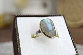 Prsteň Ag925/1000 LABRADORIT #3 -Intuícia, Ochrana, Premena, Napredovanie, Prekonanie prekážok Afirmácia: Vítam do nového života zmenu a premenu s otvorenou náručou. 

Labradorit- Významný kameň intuície, meditácie a ochrany aury.