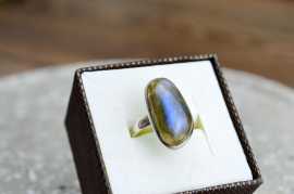 Prsteň Ag925/1000 LABRADORIT #2 -Intuícia, Ochrana, Premena, Napredovanie, Prekonanie prekážok Afirmácia: Vítam do nového života zmenu a premenu s otvorenou náručou. 

Labradorit- Významný kameň intuície, meditácie a ochrany aury.