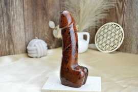 Yoni masážny falus z OBSIDIÁNU MAHAGÓNOVEHO 19,5cm Yoni masážny falus z Kryštálov slúži na masáž našich pohlavných orgánov, osobnému vaginálnemu mapovaniu, aktivácii znecitlivených či bolestivých bodov a odstráneniu emočných blokácií uviaznutých v spodných čakrách a  naše nespracované emócie a pocity.

Obsidián mahagónový je kameň pre ženy, učí sebaláske a úcte k vlastnému ja.