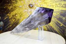 AMETYSTOVÉ Žezlo/ Dračí Zub Fantóm #1 -31cm,1,35kg -Hlboké uzdravenie Duše AAA Kvalita Ametystový špic alebo dračí zub je prírodný krištáľ.  Svojím tvarom je vynikajúci k zachyteniu , uchovaniu a nasmerovanie energie von či späť  dovnútra  k sebe .

Afirmácia: Cítim spojenie s Božským svetlom a jeho ochranu.

Ametyst je predovšetkým kameň duchovnej čistoty, meditácie a Božskosti.

Fantóm -Tieto jedinečné kryštály je možné využiť na meditáciu a pomocou nich nahliadnuť do hlbokej minulosti svojho vlastného bytia.