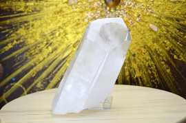 Vysoko vibračný prírodný KRIŠTÁĽOVÝ LEMURIÁN CHANELINGOVÝ hrot  #13- 2,5kg Lemuriánsky krištáľ rozširuje naše vnútorné svetlo, urýchľuje proces manifestácie, zlepšuje kvalitu života, pomáha nám napojiť sa na anjelov a duchovných sprievodcov.

Krištáľ symbolizuje svetlo na Zemi, jeho očistnú a liečivú energiu.

Channelingové kryštály sú veľmi mocné bytosti, ktoré nám pomáhajú pri napojení na zdroj a svoju vnútornú múdrosť, majú na svojej prednej strane veľké sedemstranné „čelo“ v prednom strede kryštálu a protiľahle zo zadnej strany trojuholník. Číslo sedem symbolizujuje žiaka – mystika, hľadajúceho hlbšie pravdy.

 