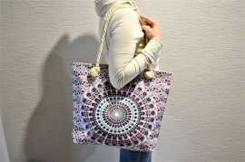 Mandala Taška s Povrazovými Ramienkami 2 Nádherná mandalová taška, ktorá vás očarí a stane sa žiarivým doplnkom každého outfitu.  Je vhodná na nákupy, do fitka, na výlety, k vode i do mesta proste kamkoľvek. 