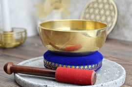 MosadznáTibetská spievajúca miska 12cm + gong a vankúšik Tibetská spievajúca miska, strojovo vyrobená v Indii.

Zvuky majú množstvo blahodarných účinkov na ľudský organizmus.  Údery na misku paličkou vydávajú zvuky , ktoréupokojujú, pomáhajú meditovať i redukovať stres a vyrovnávať čakry a priechodnosť energie medzi energetickými centrami.