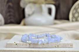 Náramok sekaný MODRÝ CHALCEDÓN - Aktivácia Hrdlovej Čakry, Tvorivosť, Premena, Komunikácia, Zaceľuje Auru - S-16cm Afirmácia: Opúšťam všetko čo nedokážem ovládať a nachádzam vnútorný pokoj v tom čo môžem ovládať. 

Modrý chalcedón je kryštál podporujúci tvorivé schopnosti. Otvára myseľ, aby dokázala prijímať nové podnety a pomáha svojmu nositeľovi vyrovnávať sa s novými situáciami. Chalcedón v sebe stelesňuje duševnú prispôsobivosť a výrečnosť.