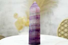 Generátor/obelisk z FLUORITU DÚHOVÉHO #3 - Sústredenie, Pamäť, Intuícia, Ochrana, Božskosť, Dosiahnutie cieľov Vhodný ako meditačná alebo liečebná pomôcka.

Afirmácia: Sústredím sa a zameriavam sa na dosiahnutie svojich cieľov. 

Fluorit – Kameň géniov, obdarený veľkou silou.