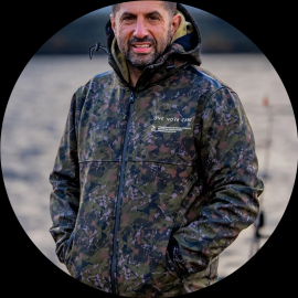 One more cast bunda splash camo pb jacket - xxxl.
 •100% vodeodolná •100% vetruodolná •motív One More Cast Splash Camo •podlepená kapucňa a ramenné švy •vodeodolné zipsy •nastaviteľný lem a pripínanie kapucne •nastaviteľné manžety na suché zipsy