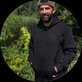 One more cast mikina date knight hoody - l.
 Kvalitu tejto mikiny musíte posúdiť sami, pretože slová na to nestačia.
 Vlastnosti: •k dispozícii vo veľkostiach S až 4XL •farba: čierna •skvele padnúci strih •predné vrecko 