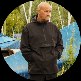 One more cast bunda date knight lightweight pullover - xxxxl.
 Bunda je vyrobená z odolného prémiového polyesteru, s nádychom spandexu vytvára potom flexibilnú, dynamickú a ľahkú dlhú bundu s kapucňou.
 Špecifikácia: •Vodeodolná •Zip do 1/3 bundy • Kapucňa •Predné vrecká na zips s logom One More Cast •Falošné predné veľké vrecko •Elastické manžety na rukávoch •Nastaviteľná kapucňa •Dlhý strih pre extra krytie, pohodlie a štýl •Veľká kapucňa - ľahko sa nasadzuje aj cez čiapky a pokrývky hlavy •Elegantné lesklé One More Cast logo vpredu •Tkaná etiketa Signature Date Knight •Teflónový, vodeodpudivý povlak •K dispozícii vo veľkostiach S-4XL