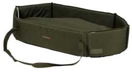 Trakker podložka sanctuary compact crib v2.
 Vlastnosti produktu: •vystužené, polstrované bočné steny •50 mm hrubá, polstrovaná základňa z mäkkej peny •rýchly odtok vody vďaka odvodňovacím otvorom •dva veľké popruhy pre ľahké prenášanie •rýchloschnúci povrch •použitý materiál šetrný k rybám •prepravná taška pre ľahké skladovanie 
 Technické parametre •Rozmery: 105×56×20 cm •Transportné rozmery: 94×24×24 cm •Hmotnosť: cca 2,35 kg •Materiál: látka potiahnutá PVC/PU