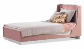 Posteľ 120x200 s roštom a úložný priestorom viviana - ružová, biela.

 

Rám je vyrobený z 18 mm drevotriesky, čo zaručuje pevnosť, stabilitu a zdravotne nezávadné používanie, pričom nosnosť 130 kg prináša spoľahlivosť pre každodenný spánok.


Posteľ je dodávaná S roštom, ale BEZ matraca!

 

Rozmery postele Viviana sú 129x122x212 cm (š, v, h).

 

Ďalšie produkty z kolekcie Viviana nájdete v súvisiacich produktoch nižšie.