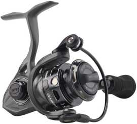 Penn navijak clash ii 2500.
 •Celokovové telo a bočná doska •Technológia CNC Gear™ •Vlečné podložky z uhlíkových vlákien HT-100™ •Systém ložísk z nerezovej ocele 8+1 •Systém pancierovania spojky •Systém pomalej oscilácie Leveline® •Hydrofóbne valčekové ložisko