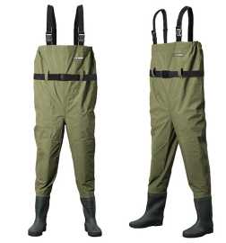 Delphin prsačky classa - 44.
 Okrem štandardných nastaviteľných popruhov na ramená, disponuje tento model aj vyberateľným pásikom, čo umožní ešte lepšie prispôsobenie postave rybárov.
 Gumové čižmy s odolnou a stabilnou podrážkou vám umožnia pohodlné brodenie v rôznych podmienkach.
 Zloženie: taslon/PVC