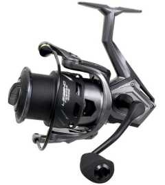 Flagman navijak legend feeder 5000.
 Vlastnosti: •Výkonný mechanizmus •Ľahké telo aj rotor •6+1 kvalitných, nerezových ložísk •Frézovaná, hliníková cievka s klipom •Plynule nastaviteľná predná brzda • Roľnička so systémom Anti-Twist •Kľučka sa skrutkuje priamo do mechanizmu •Kapacita cievky: 0.23 mm/180 m, 0.28 mm/120 m •Návin na jedno otočenie kľučky: 90 cm •Materiál cievky: Hliník •Brzdná sila: 7 kg