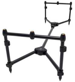 Daiwa stojan na 3 prúty black widow low level 3 rod pod.
 Dodáva sa v transportnej taške