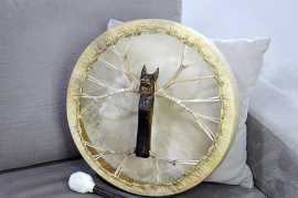 Šamanský BUBON DUCH DRAKA - 40 cm- Kozia Koža, Akáciové Drevo - Laditeľný Šamanský bubon „Duch Draka“– 40 cm je ohromujúci ručne vyrobený rámový bubon, ktorý majstrovsky spája symboliku, zvuk a remeselnú zručnosť.