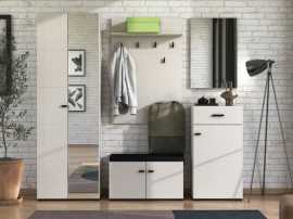 Predsieňová zostava i aimee - kašmír, čierna.

 

Predsieňová skriňa v kašmírovej farbe prináša do interiéru pocit útulnosti a pohody, zatiaľ čo čierne detaily dodávajú moderný a sofistikovaný vzhľad.

 

Predsieňová komoda, ktorá kombinuje kašmírovú farbu s čiernymi detailmi a prináša nadčasový štýl, ktorý sa hodí do rôznych typov interiérov.

 

Botník je ďalším praktickým kusom tejto zostavy, vyrobený z kvalitnej drevotriesky s povrchom z lamina, ktorý je známy svojou odolnosťou proti poškriabaniu a jednoduchou údržbou.

 

Vešiakový panel, vyrobený z kvalitnej drevotriesky, ktorý zaisťuje jeho pevnosť a stabilitu.

 

Nástenné zrkadlo, ktoré je ideálnym doplnkom pre každú modernú domácnosť.

 

 

Rozmery:


	Predsieňové skrine Aimee sú 64x194x35cm (š, v, h).
	Predsieňové komody Aimee sú 51,5 x98,5x35cm (š, v, h).
	Botníka s čalúnením Aimee sú 77x40x35cm (š, v, h).
	Predsieňové komody Aimee sú 77x115x19,5 cm (š, v, h).
	Nástenného zrkadla Aimee sú 51x76,5x2cm (š, v, h).


 


Všetky produkty z kolekcie Aimee nájdete nižšie v súvisiacom tovare.