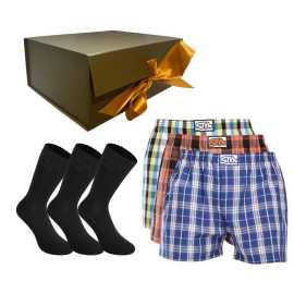 Pánska darčeková sada 3PACK trenky a 3PACK bambusové ponožky Styx (6STR) M, trenírky.
Hľadáš darček, ktorý bude praktický, štýlový a zároveň poteší?
Trenky Styx s klasickou gumou – česká klasika, ktorá sedí
Tieto trenky sú osvedčená klasika – ušité z kvalitnej 100 % bavlny, ktorá je príjemná na dotyk, priedušná a ideálna na celodenné nosenie.
Bambusové ponožky Styx – jemnosť a funkčnosť na maximum
Čierne vysoké ponožky z bambusového vlákna kombinujú hebkosť, priedušnosť a antibakteriálne vlastnosti.
Prečo si vybrať práve tento set?


100 % bavlnené trenky pre maximálne pohodlie


Antibakteriálne bambusové ponožky


Štýlová darčeková krabička so zlatou stuhou


Skvelý pomer cena/kvalita


Styx je česká značka s viac ako 30-ročnou tradíciou – navrhnuté aj ušité v ČR


Ako sa starať o trenky a ponožky Styx:
Pranie: Per na 30–40 °C.
Sušenie: Odporúčame sušenie na vzduchu.
Žehlenie: Trenky môžeš žehliť na strednej teplote.
Tento darčekový set Styx je ideálnou voľbou, ak chceš potešiť štýlovým a pohodlným spodným prádlom od poctivej českej značky.