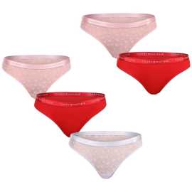 5PACK dámske tangá Tommy Hilfiger viacfarebné (UW0UW06136 0WK) L.
Doprajte si luxusný pocit každý deň s dámskymi tangami Tommy Hilfiger.
Ľahký a hebký materiál pre maximálne pohodlie
Tanga Tommy Hilfiger sú vyrobené z mäkkého umelého vlákna, ktoré je ľahké, priedušné a príjemné na telo.
Nadčasový štýl s ikonickým podpisom
Tieto tangá vás nadchnú svojím čistým, elegantným a dokonale univerzálnym dizajnom.
Prečo si tangá Tommy Hilfiger zamilujete

Elegantný dizajn s jemnou značkovou gumou.
Mäkký, ľahký a pohodlný materiál.
Perfektný strih, ktorý sa neprejavuje pod oblečením.
Ideálna kombinácia štýlu a pohodlia.

Tommy Hilfiger je značka pre všetky moderné ženy.
Spodná bielizeň Tommy Hilfiger predstavuje dokonalú harmóniu medzi klasickým a moderným vzhľadom.
Ako sa starať o tangá Tommy Hilfiger
Aby vaša obľúbená spodná bielizeň dlho vyzerala ako nová, odporúčame vám dodržiavať tieto zásady starostlivosti.

Pranie: Per pri maximálnej teplote 30 °C, ideálne v ochrannom sáčku.
Sušenie: Nesuš v sušičke – horúci vzduch by mohol poškodiť vlákna a gumu.
Žehlenie: Áno, ale opatrne – na nízku teplotu a ideálne cez ochrannú látku, aby nedošlo k poškodeniu povrchu.

Tip: Vaša obľúbená spodná bielizeň si zaslúži šetrné zaobchádzanie.