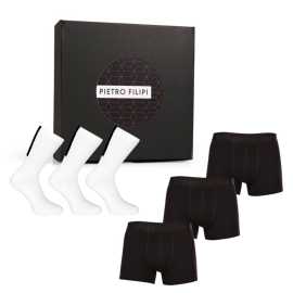 Pánska darčeková sada 3PACK boxerky a 3PACK športové ponožky Pietro Filipi (6PBOV1) XL, trenky.
Dajte svojmu obľúbenému mužovi najavo, že vám záleží na jeho pohodlí.
Čo obsahuje darčeková súprava spodnej bielizne Pietro Filipi

3 kusy pánskych boxeriek Pietro Filipi s tkanou gumou a logom


3 páry ponožiek Pietro Filipi s vysokým strihom (zodpovedá veľkosti L 43-46)

Pánske boxerky Pietro Filipi zaručujú pohodlie počas celého dňa
Priliehavé boxerky Pietro Filipi sú vyrobené z kvalitnej zmesi bavlny a elastanu, ktorá je príjemná na pokožku, dobre odvádza vlhkosť a dokonale sa prispôsobí vášmu telu.
Ponožky pre dokonalý štýl a pohodlie
Ponožky vás potešia svojím zložením, ktoré im dodáva maximálnu priedušnosť a savosť, takže sa budete cítiť pohodlne od rána do večera.
Prečo sa darčeková súprava boxeriek a ponožiek Pietro Filipi oplatí

Praktický darček pre každého muža.


Elegantné balenie.


Kvalitný materiál a nadčasový dizajn.

Spodná bielizeň Pietro Filipi pre všetkých štýlových mužov
Značka Pietro Filipi má na českom trhu dlhoročnú tradíciu.
Ako sa starať o novú spodnú bielizeň
Aby vám radosť z nových boxeriek a ponožiek vydržala čo najdlhšie, odporúčame vám dodržiavať tieto rady.

Pranie: Boxerky perte pri teplote 40 °C, ale v prípade ponožiek odporúčame prať pri teplote 30 °C.


Sušenie: Ponožky môžete sušiť v sušičke, ale ponožky nechajte schnúť na vzduchu.


Žehlenie: Ak musíte, žehlite boxerky pri nižšej teplote.

Tip: Staňte sa expertom na údržbu spodnej bielizne vďaka tipom v našom článku a doprajte svojim obľúbeným kúskom starostlivosť, akú si zaslúžia.
Zloženie:
Ponožky - 75 % bavlna, 16 % polyamid, 5 % elastan, 4 % polyamid
Boxerky - 95 % bavlna, 5 % elastan