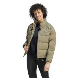 adidas Helionic Relaxed Down Jacket L. páperová bunda adidas Štýlová páperová bunda adidas je tu pre všetkých, ktorí chcú zostať v teple a pohodlí aj počas zimných dní. Mierne skrátená dĺžka a voľný strih jej dodávajú moderný vzhľad, ktorý ľahko skombinujete s akýmkoľvek oblečením. Výplň 600 cuin a výplň z prírodného 80 % kačacieho peria vás spoľahlivo udrží v teple a ochráni pred nepriazňou počasia. Výhody  Skvelá izolácia: výplň z kačacieho peria (80/20) s náplňou 600 cuin poskytuje dokonalú tepelnú izoláciu. Vodoodpudivá úprava DWR: Odolná úprava bez obsahu perfluóru vás ochráni pred ľahkým dažďom a snehom. Pohodlie na každom kroku. Praktické vrecká na zips.   S touto bundou adidas budete pripravení na akúkoľvek výzvu, ktorú vám zima pripraví.