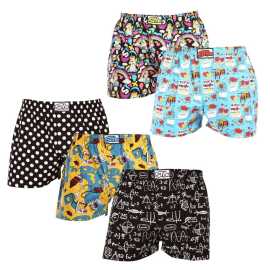 5PACK Herren Boxershorts Styx art klassischer Gummizug mehrfarbig (5A1180206) S.
Gönnen Sie sich Stil und Komfort mit den Styx-Shorts für Männer in bunten und originellen Designs.
Weiches Material für ganztägigen Komfort
Die Styx-Shorts bestehen aus 100% Baumwolle, die auch bei ganztägigem Tragen weich und atmungsaktiv ist.
Originelles Design und bequeme Passform
Die Styx-Shorts bringen mit ihren kräftigen Farben und originellen Prints Verspieltheit und einzigartigen Stil in Ihre Garderobe.
Warum Styx-Shorts?

Hergestellt in der Tschechischen Republik mit dem Schwerpunkt auf Qualität und Präzision.


Das Material aus 100% Baumwolle sorgt für Weichheit und Komfort.


Originelle und witzige Designs, die Sie von der Masse abheben werden.

Qualität aus der Tschechischen Republik, das ist Styx-Unterwäsche
Die Unterwäsche von Styx wird vollständig in der Tschechischen Republik hergestellt.
Pflegehinweise für Styx-Shorts
Um die Qualität und den Komfort Ihrer Shorts zu erhalten, beachten Sie bitte die folgenden Hinweise:

Wäscherei: Bei maximal 30 °C waschen, damit die Farben intensiv und die Baumwolle weich bleibt.


Trocknen: Wir empfehlen, sie nicht im Trockner zu trocknen, sondern sie an der Luft trocknen zu lassen.


Bügeln: Für ein glattes Aussehen können Sie die Shorts bei niedriger Temperatur bügeln.

Tip: Werden Sie mit den Tipps in unserem Artikel zum Experten für die Pflege von Dessous und geben Sie Ihren Lieblingsstücken die Pflege, die sie verdienen.